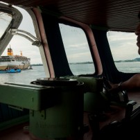 Kapal Penjemput milik Pemda, siap menaikkan dan menurunkan penumpang dari Pelabuhan Kaimana ke Perut Tidar
